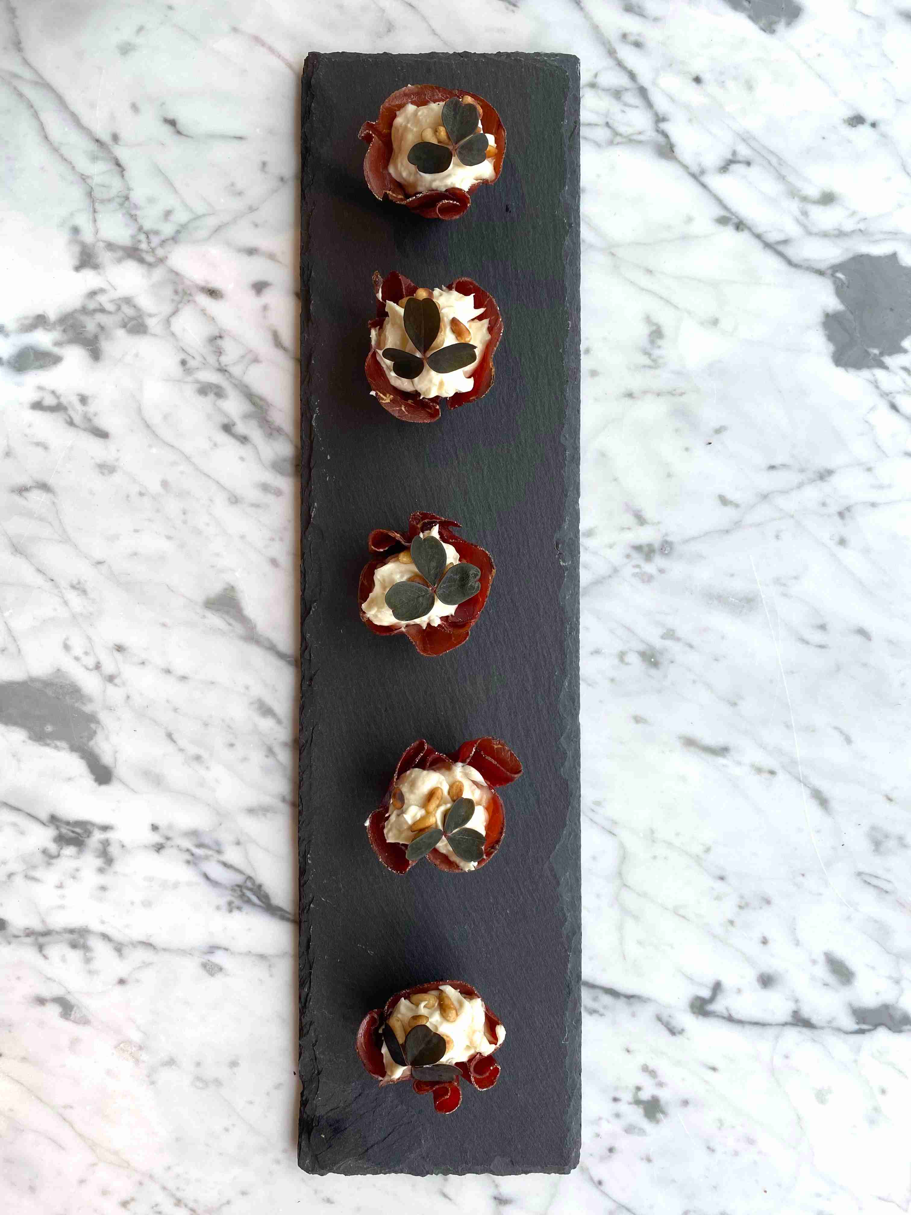 Fat med ätbara rosor